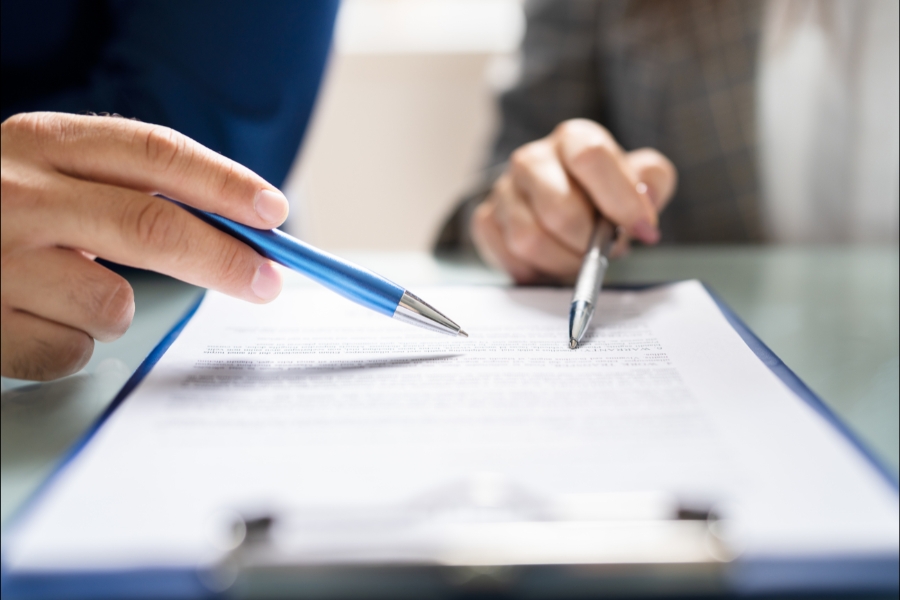 Revisão de contratos: quando é possível mudar o que foi assinado?