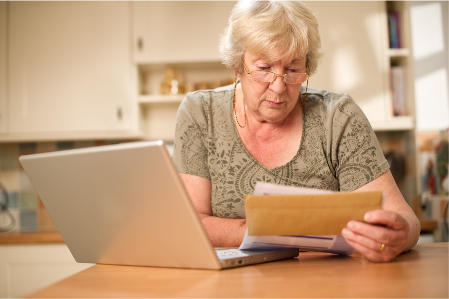 Bancos descumprem regra do Banco Central e expõem aposentados a cobranças indevidas