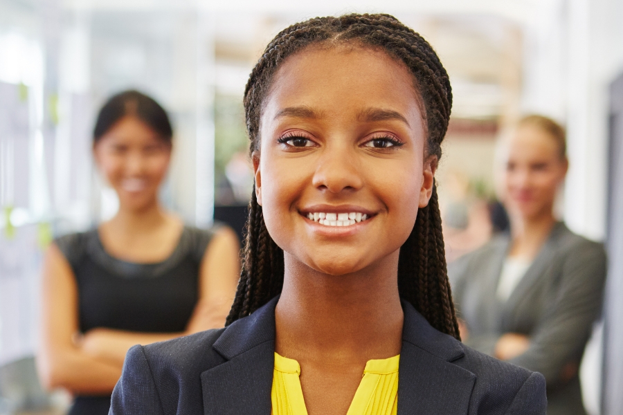 Falso estágio: Justiça reconhece vínculo CLT de estagiário com banco após fraude contratual!