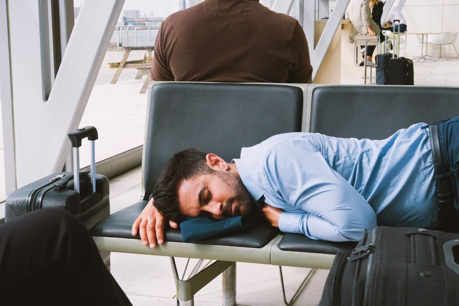 Voo atrasado ou cancelado? Só o estresse não garante mais indenização por dano moral!